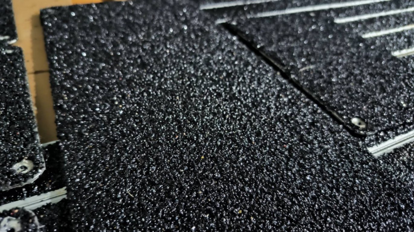 How to Choose Anti-Slip Materials for Driveway Ramps? A Comparison of Common Anti-Slip Materials and Installation Methods